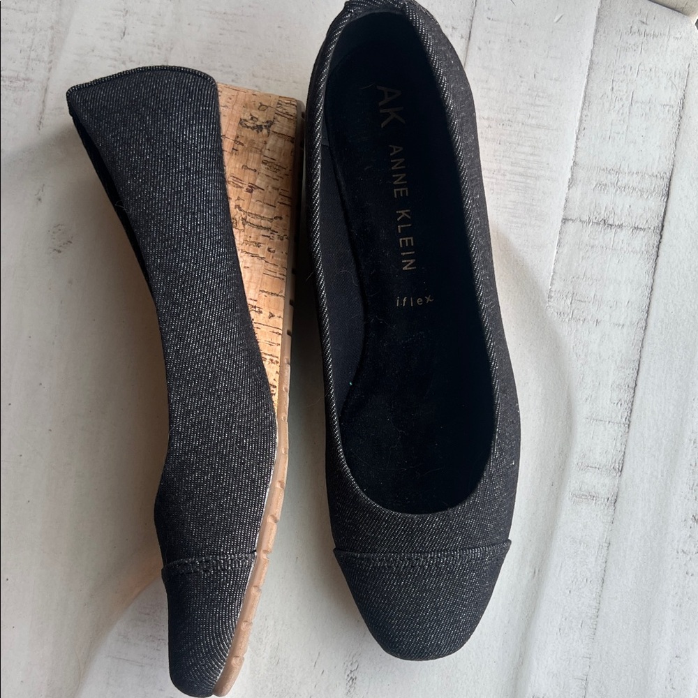 Anne Klein Black and Tan Wedge Shoes